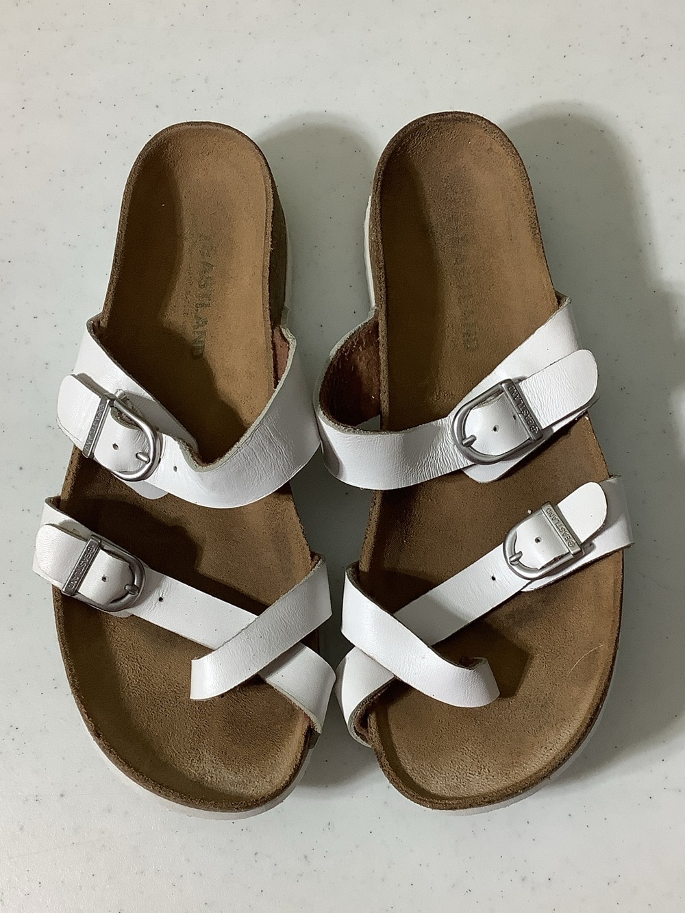 Eastland Tiogo white leather buckle strap thong sandals, size 7